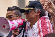 El presidente colombiano Gustavo Petro dirigiéndose a manifestantes pro palestinos frente a la sede de la ONU e Nueva York El presidente colombiano Gustavo Petro dirigiéndose a manifestantes pro palestinos frente a la sede de la ONU e Nueva York