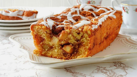 Disfruta de un delicioso budín de manzana. Disfruta de un delicioso budín de manzana.