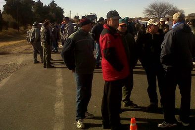 MDZol | Los productores corta la Ruta 188 por reclamos al Ejecutivo provincial. Foto: Gentileza FAA