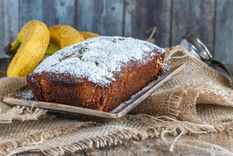 Receta de bizcocho de banana con harina integral fácil y húmedo.