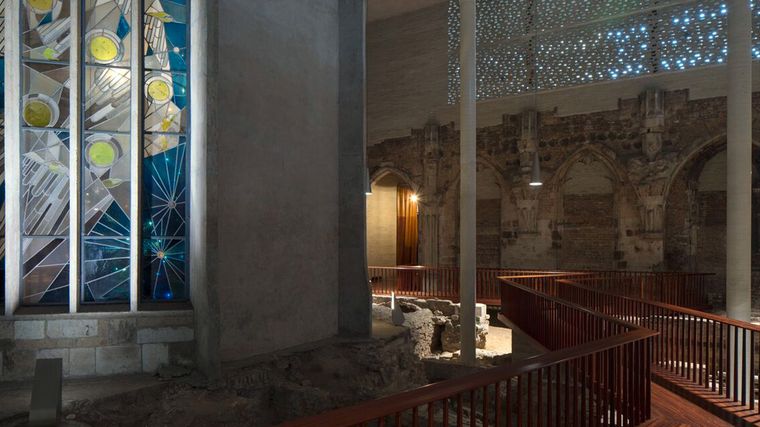 El museo Kolumba de Colonia es una obra que demuestra que la mejor arquitectura no necesita gestos espectaculares para dejar una huella profunda en quienes la recorren.
