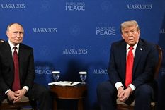 El presidente de Estados Unidos, Donald Trump, dio marcha atrás este sábado a su exigencia de un alto el fuego como condición inicial para abrir el camino a un proceso de diálogo en Ucrania. En lugar de ello, sostuvo que la vía más efectiva para detener la guerra entre Moscú y Kiev es “avanzar directamente” hacia un acuerdo de paz definitivo.El cambio de postura llegó tras la extensa reunión que mantuvo el viernes con el mandatario ruso, Vladímir Putin, en Anchorage, Alaska, y después de mantener una llamada con el presidente ucraniano, Volodímir Zelenski, junto a líderes europeos y el secretario general de la OTAN, Mark Rutte.“Todos coincidieron en que la mejor manera de poner fin a la horrenda guerra entre Rusia y Ucrania es llegar a un Acuerdo de Paz, que termine el conflicto, y no a un simple cese el fuego, que muchas veces se rompe”, expresó Trump a través de su red Truth Social tras regresar a la Casa Blanca.El republicano celebró lo que calificó como “un gran y muy exitoso día en Alaska” y adelantó que se reunirá con Zelenski en Washington el próximo lunes. Además, deslizó que, si las conversaciones avanzan favorablemente, convocará una cumbre trilateral con la participación de Putin.“Potencialmente, se salvarán millones de vidas”, afirmó.La cita entre Trump y Putin concluyó sin un acuerdo concreto para el alto el fuego en Ucrania, aunque ambos dirigentes se mostraron conformes con el tono del encuentro, al que el estadounidense definió como “extremadamente productivo”.En paralelo, Zelenski respaldó este sábado la propuesta de su homólogo estadounidense de avanzar hacia una reunión tripartita y confirmó su inminente viaje a Washington para discutir con Trump “todos los detalles” de un eventual proceso de paz.