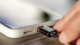 Realizar una limpieza cotidiana del parlante del celular permite mejorar la calidad de sonido. Foto: Freepick Realizar una limpieza cotidiana del parlante del celular permite mejorar la calidad de sonido. Foto: Freepick