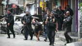 Policías escoltan a un sospechoso detenido durante la Operación Contención, en la favela de Vila Cruzeiro, en el complejo de Penha, en Río de Janeiro, el 28 de octubre de 2025. Policías escoltan a un sospechoso detenido durante la Operación Contención, en la favela de Vila Cruzeiro, en el complejo de Penha, en Río de Janeiro, el 28 de octubre de 2025.