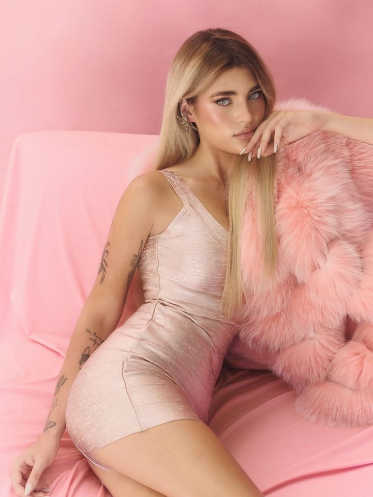 Cristian Rey fue el encargado del peinado liso y minimalista que lució la influencer. Cristian Rey fue el encargado del peinado liso y minimalista que lució la influencer.