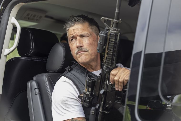 Lt. Pete Mitchell (Matthew Fox) en C*A*U*G*H*T. Lt. Pete Mitchell (Matthew Fox) en C*A*U*G*H*T.