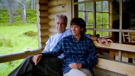 Jeffrey Epstein y Ghislaine Maxwell en una foto de los archivos del caso.