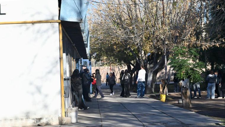 Tras la amenaza del miércoles, este jueves hubo presencia policial y menor asistencia. Padres reclaman respuestas y denuncian falta de información clara.&nbsp;&nbsp;