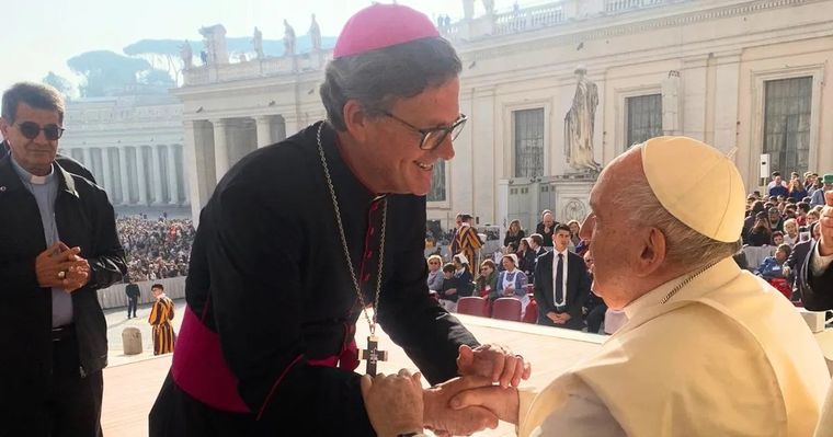 El arzobispo Jorge Ignacio García Cuerva junto al papa Francisco Foto: X/@CEAvocero