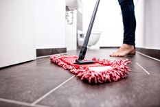 Opta siempre por el uso responsable y evita mezclar cloro con otras sustancias. Foto: Cleaning - LoveToKnow