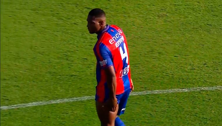 Jhohan Romaña debió ser reemplazado por una molestia en su pierna izquierda.