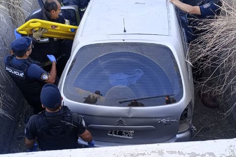La Policía tras el vuelco. Foto: gentileza.