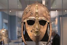 El casco de Sutton Hoo fue uno de los tesorors encontrados que se conservan en el Museo Británico de Londres. Foto: GETTY IMAGES