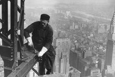 La construcción del edificio Empire State, en Nueva York. A la derecha, el rascacielos Chrysler. Foto: GETTY IMAGES