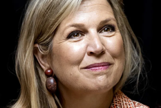 Máxima de los Países Bajos siempre se destaca por sus particulares y estilosos looks. Foto: EFE
