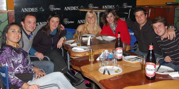 Mesa multitudinaria: Juan Francisco, Augusto, Magdalena, Eliana, Florencia, Jean Sebastián y Luciana. Foto: Gentileza