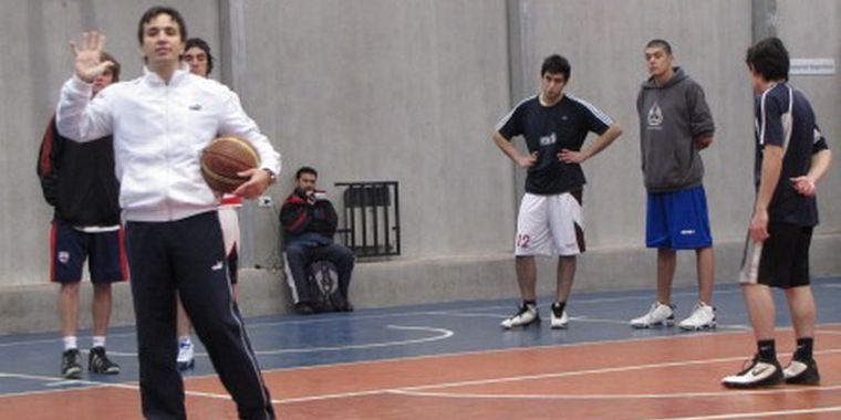 Uno de los momentos de la importante clínica de Básquet. Foto: Mediamza.com