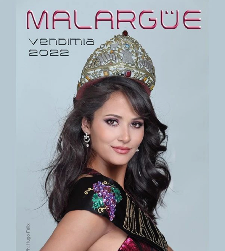 Luciana, y uno de sus posters promocionales. Foto: Instagram