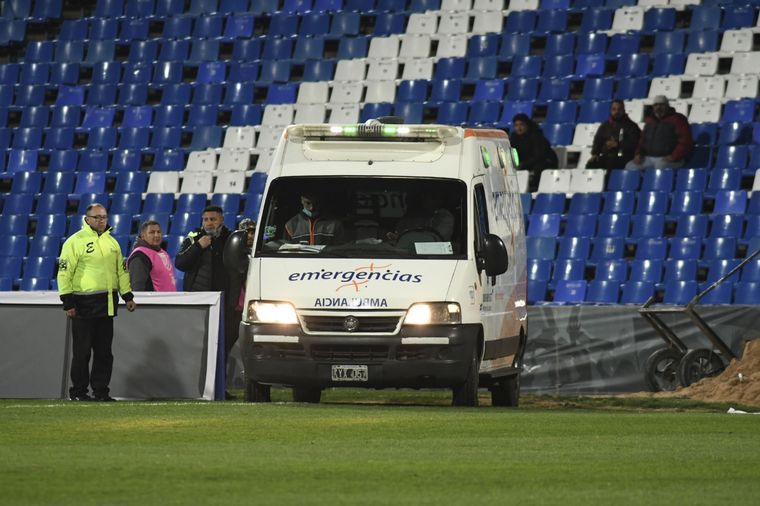 Ver ambulancias en el fútbol profesional es común, pero ¿Es trasladable esto al deporte amateur? Foto: Télam
