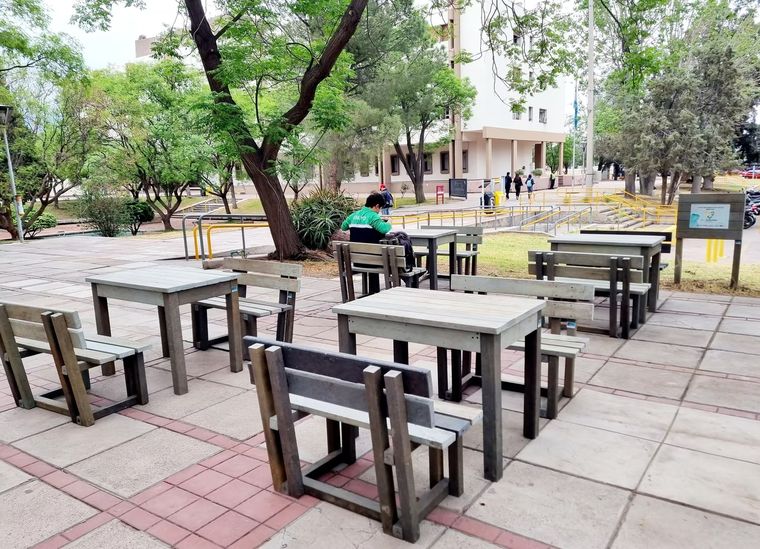 Bancos y mesas elaborados con material reciclado en Mendoza. Bancos y mesas elaborados con material reciclado en Mendoza.