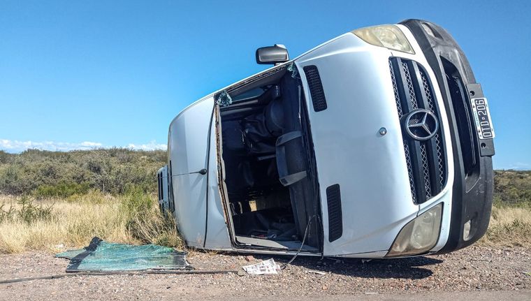 Una camioneta trafic volcó en la Ruta 40 a la altura de Luján de Cuyo Foto: Emilce Vargas Ferrara/MDZ con Moto G24 Power