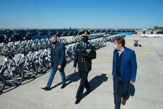 Suarez, el director de la Policía Roberto Munives y el ministro de Seguridad , Raúl Levrino, durante la presentación de equipamiento. Foto: Prensa Gobierno de Mendoza