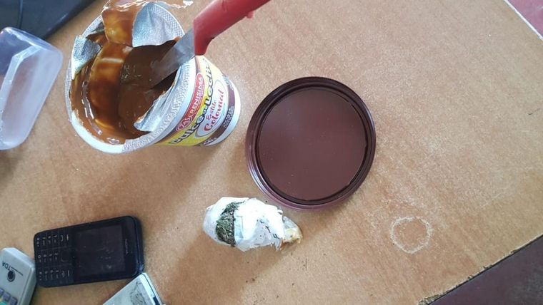 Contenido El paquetito estaba oculto dentro del producto. Foto: Servicio Penitenciario Bonaerense.