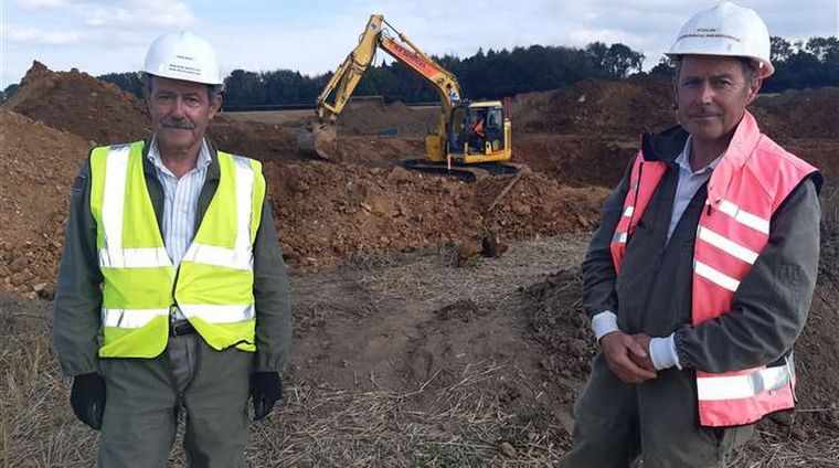 Los hermanos Sean y Colin Welch en la excavación de V2, que encontraron. Foto: KentOnLine.