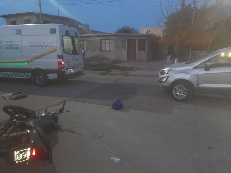 El violento accidente dejó al conductor de la mota y a su acompañante gravemente heridos Foto: gentileza