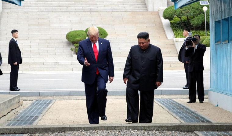 Frontera de Corea del Norte: Donald Trump y Kim Jong Un, en un encuentro en el pasado. Foto: EFE Frontera de Corea del Norte: Donald Trump y Kim Jong Un, en un encuentro en el pasado. Foto: EFE