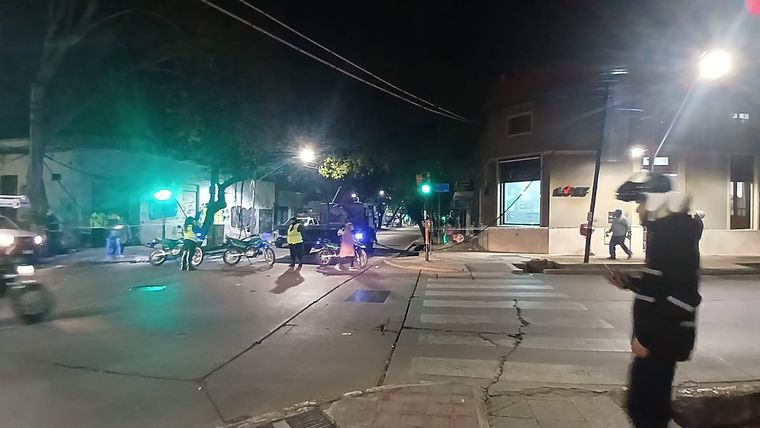 Un cable de alta tensión se descolgó en la esquina de Rioja y Garibaldi