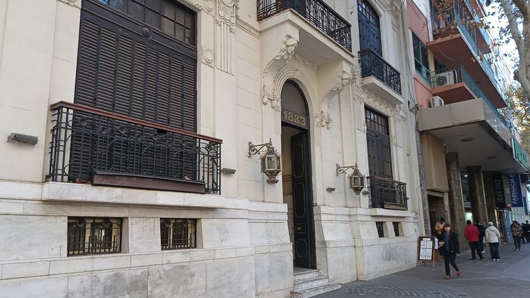 La fachada del edificio de San Martín 1049 ya no dice Los Andes. La fachada del edificio de San Martín 1049 ya no dice Los Andes.
