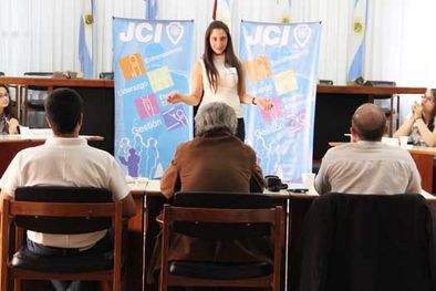 MDZol | Una de las expositoras frente al jurado evaluador Foto: Maggie Ojcius/ Mediamza.com