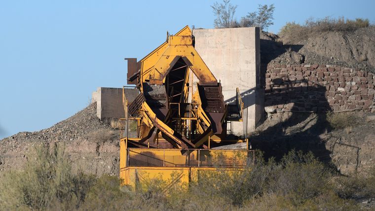 La maquinaria abandonada aún está en el sitio. La maquinaria abandonada aún está en el sitio.
