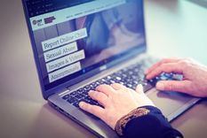 Mabel recibe sesiones mensuales de asesoramiento y apoyo para su bienestar que le ayudan a sobrellevar las imágenes que ve. Foto: BBC Mundo