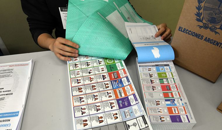 Muchos electores llegaron a las mesas sin saber cómo emitir su voto.