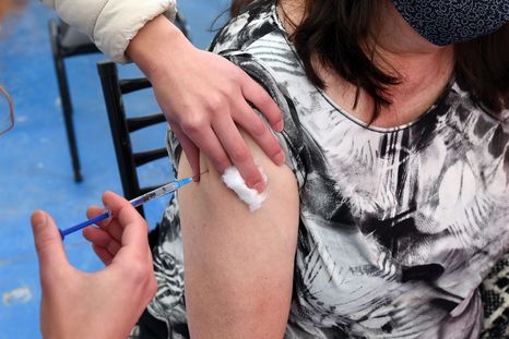 PAMI adelantó la campaña para aplicarse la vacuna antigripal. PAMI adelantó la campaña para aplicarse la vacuna antigripal.