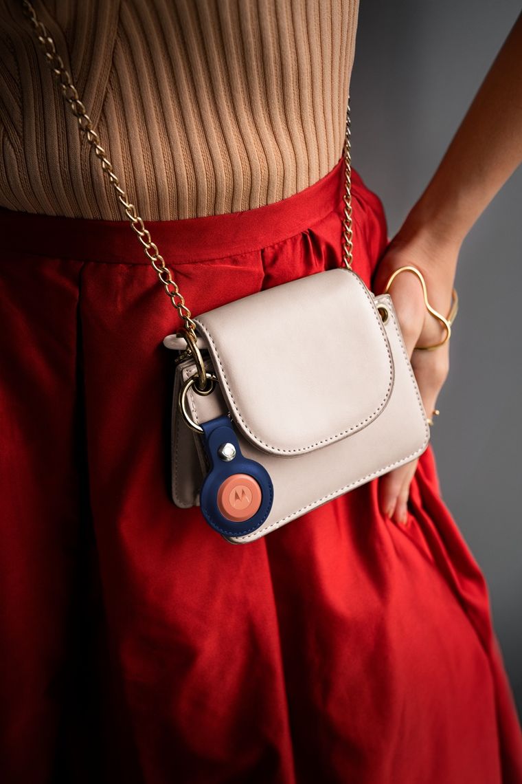 La moto tag 2 ayuda a encontrar tus llaves o mochila usando la red de dispositivos Android. La moto tag 2 ayuda a encontrar tus llaves o mochila usando la red de dispositivos Android.