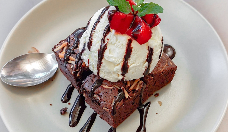 Disfrutá la receta de brownie con helado más fácil y rica del mundo.