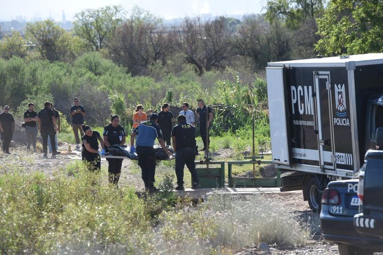 La Policía retira el cuerpo. Foto: Maximiliano Ríos/MDZ