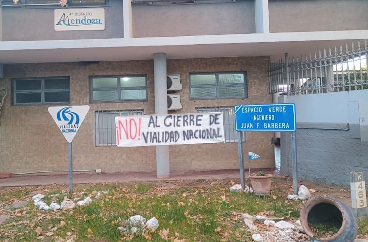 Trabajadores en alerta y con total incertidumbre tras el decreto publicado en el Boletín Oficial que disuelve Vialidad Nacional. Trabajadores en alerta y con total incertidumbre tras el decreto publicado en el Boletín Oficial que disuelve Vialidad Nacional.