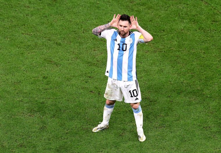 Messi le tiró el Topo Gigio de Riquelme a Louis Van Gaal. Foto: EFE