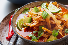 Esta receta tradicional se ha adaptado en cada región de México, incorporando ingredientes locales como aguacate, queso o chile pasilla.