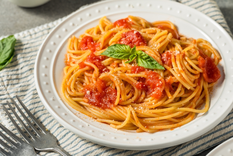Cómo hacer spaghetti al pomodoro e basilico paso a paso Foto: Shutterstock