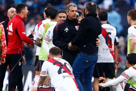 Todo River, incluido Coudet, fue a increpar a Yael Falcón Pérez tras perder la final ante Belgrano. Todo River, incluido Coudet, fue a increpar a Yael Falcón Pérez tras perder la final ante Belgrano.