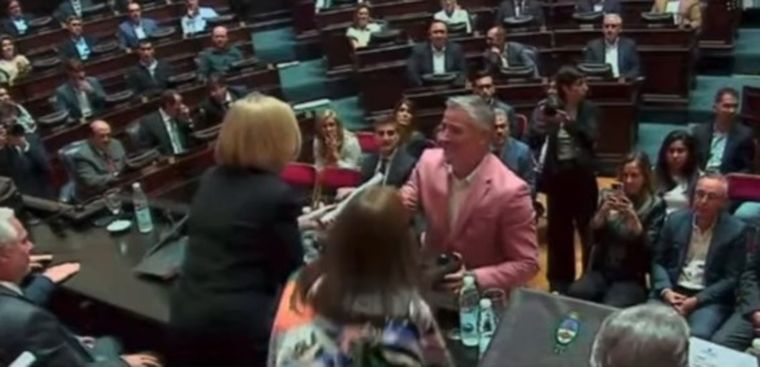 Facundo Diz, jefe comunal electo del partido de la ciudad de Navarro, concurrió a recibir su diploma con una llamativa prenda
