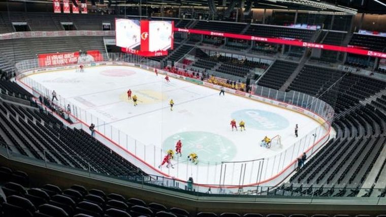 Algunos eventos deportivos se juegan sin público, como este partido de la Liga Nacional suiza de jockey, ante la prohibición del gobierno de juegos con público mayor a las 1.000 personas.