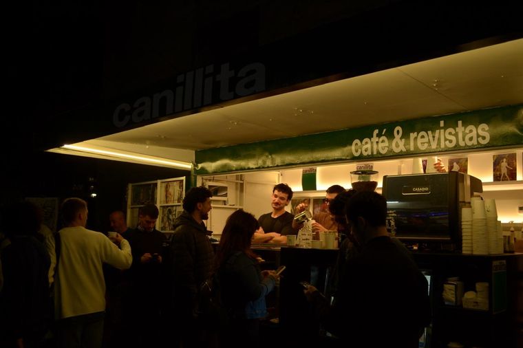 Canillita es un kiosco de diarios reciclado, pero que mantiene sus funciones además de servir café Foto: Gentileza