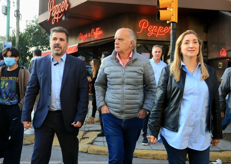 Los candidatos de Mauricio Macri para gobernador. Néstor Grindetti y Cristian Ritondo fueron recibidos en Merlo por la senadora provincial Aldana Ahumada.