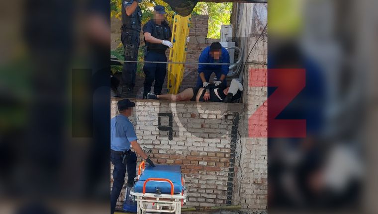 El momento en que Poblete era asistida por personal del SEC. Foto: MDZ.